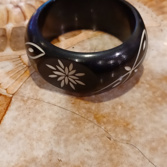 Bracelet solid feels like a composite resin - Picture 2 of 5